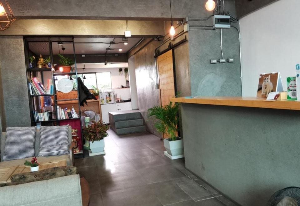 พื้นที่ส่วนกลางและเลานจ์ของ Jellyfish Hostel ย่านจอมเทียน บรรยากาศเป็นกันเอง