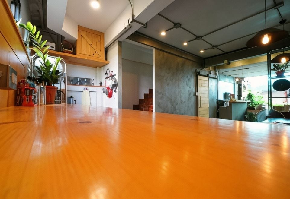 มุมครัวรวมและพื้นที่นั่งเล่นของ Jellyfish Hostel Pattaya สำหรับแขกที่เข้าพัก