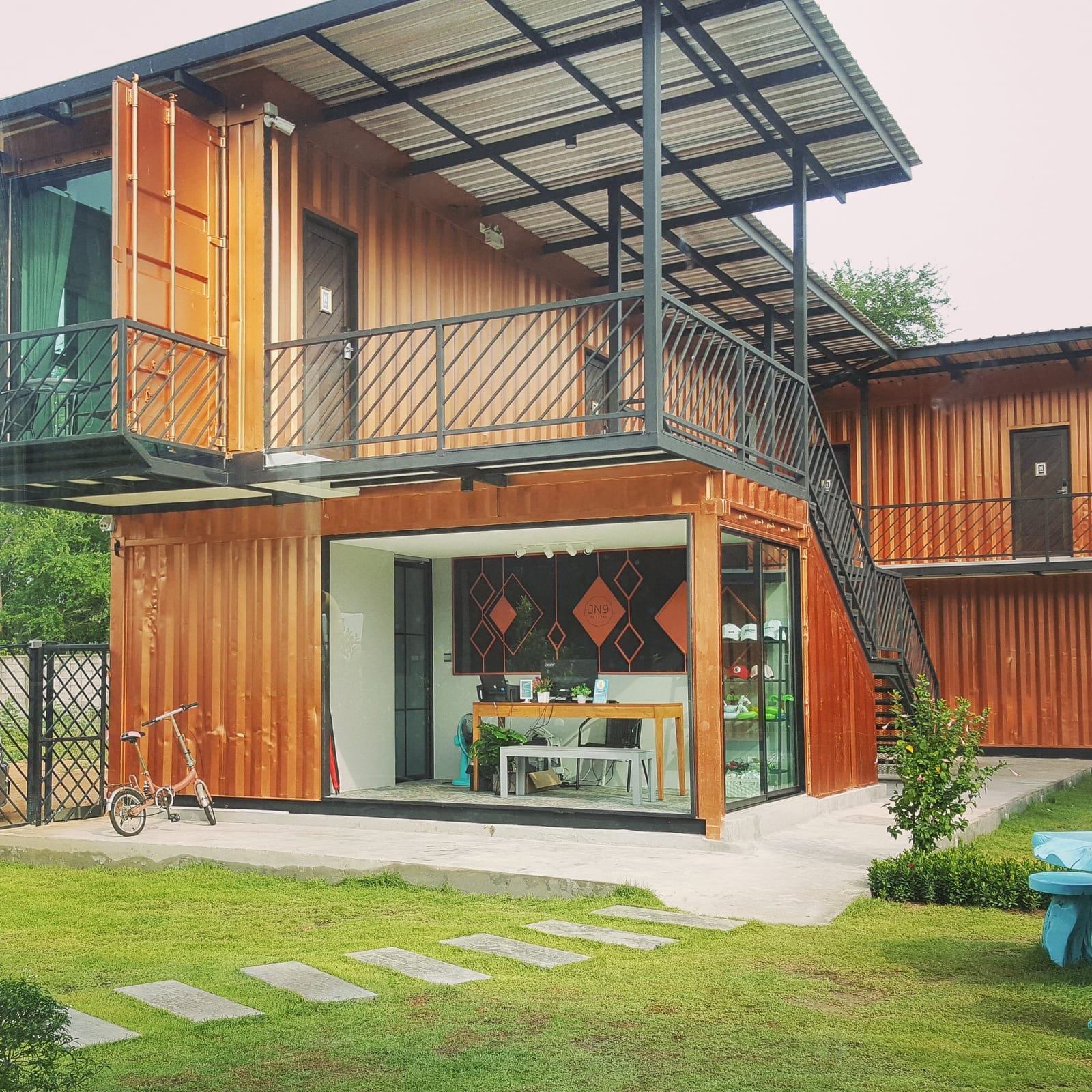 ห้องพักของ JN9 Poshtel พัทยา ตกแต่งเรียบสะอาด มีแอร์และทีวีจอแบน
