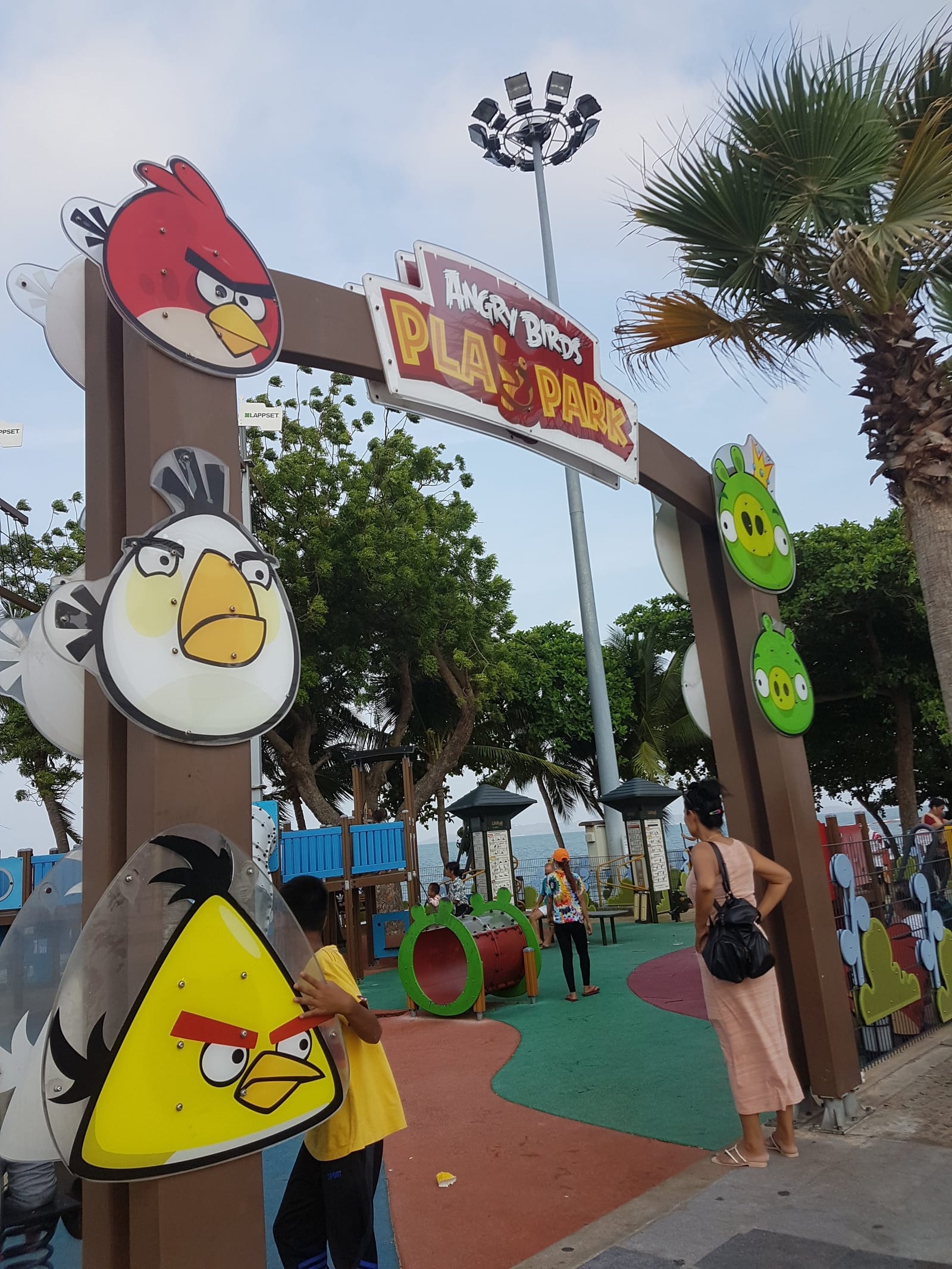 พื้นที่ส่วนกลางและคาเฟ่ของ JN9 Poshtel บรรยากาศเงียบสบาย ๆ ฝั่งจอมเทียน