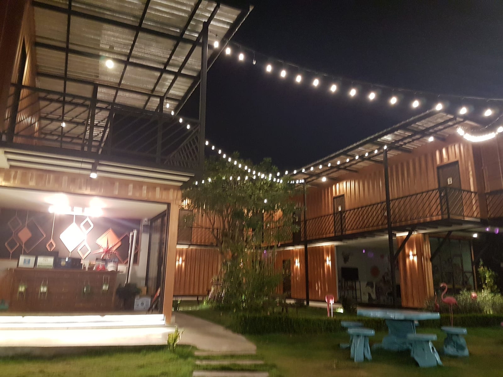 มุมเทอร์เรซและสวนเล็ก ๆ ของ JN9 Poshtel ในซอยจอมเทียน 9 พัทยา