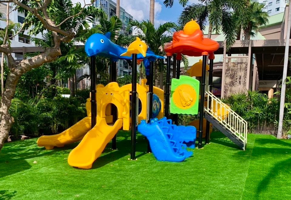 บรรยากาศพื้นที่ส่วนกลางและสวนปาล์มภายในรีสอร์ต Jomtien Palm Beach พัทยา