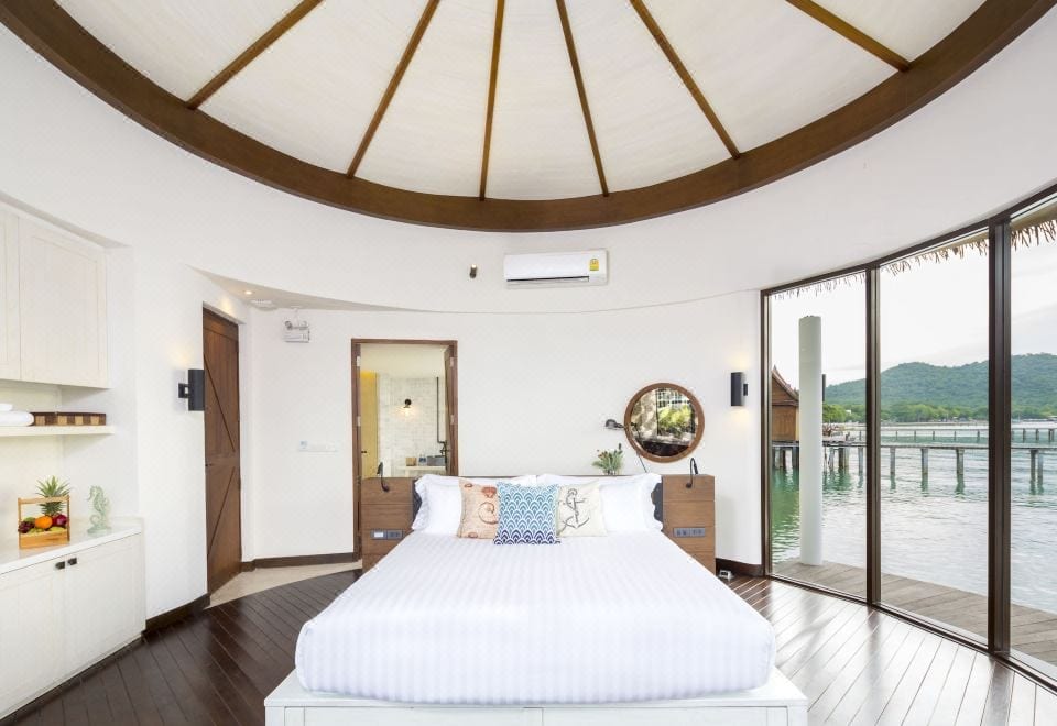 สระว่ายน้ำริมทะเลของ Kept Bangsaray Hotel Pattaya มองออกไปเห็นทะเลบางเสร่