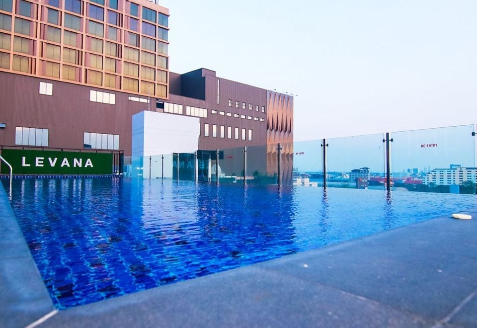 สระว่ายน้ำลอยฟ้าบนชั้น 8 ของ Levana Pattaya Hotel มองเห็นวิวเมืองพัทยา