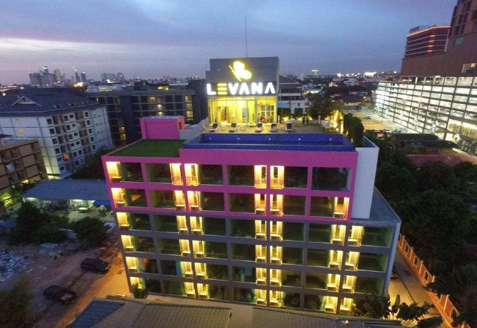ห้องพักของ Levana Pattaya Hotel ตกแต่งโทนอบอุ่นตามธีมผีเสื้อ กว้างและสว่าง