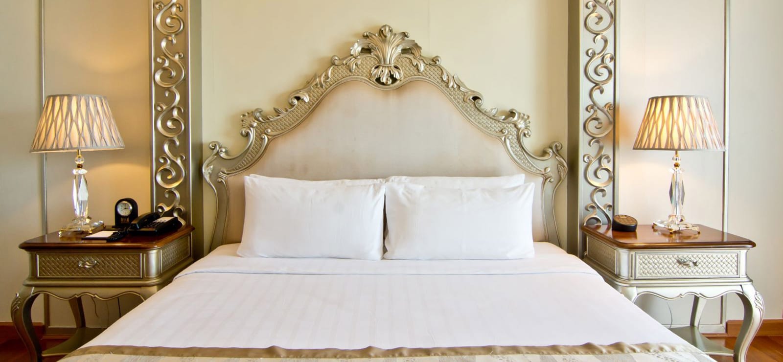 ห้องพักวิวสระของ LK The Empress Pattaya ตกแต่งสไตล์ยุโรปคลาสสิกโทนอบอุ่น เตียงใหญ่