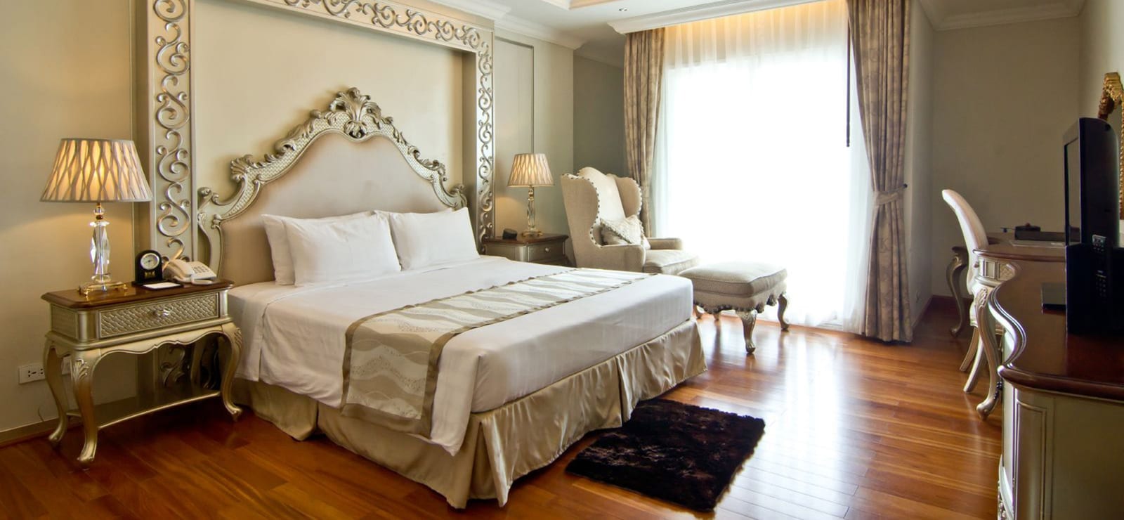 ห้องพักวิวทะเลของ LK The Empress Pattaya กว้างขวางพร้อมหน้าต่างรับแสงและวิวอ่าวพัทยา