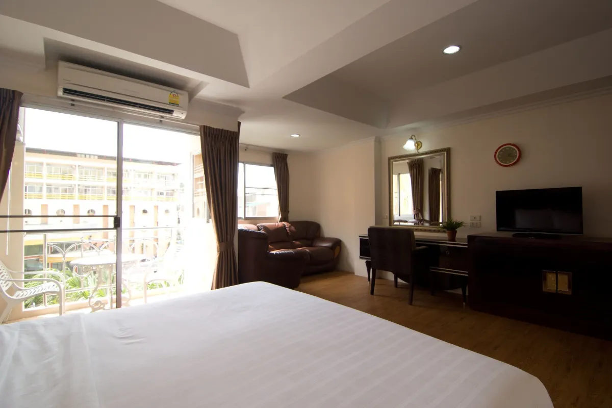 ห้องสตูดิโอของ LK Mansion พัทยา พร้อมพื้นที่นั่งเล่นและงานตกแต่งโทนอบอุ่นเครือ LK Group