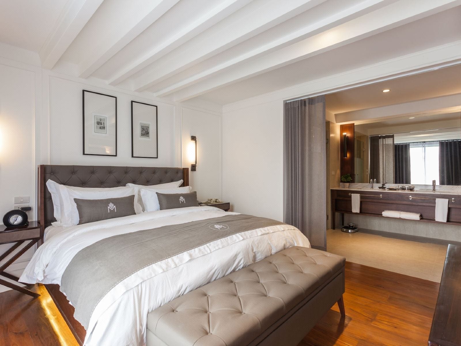 มุมอาคารและสระว่ายน้ำกลางแจ้งของ Marine Beach Hotel Pattaya ริมหาดจอมเทียน