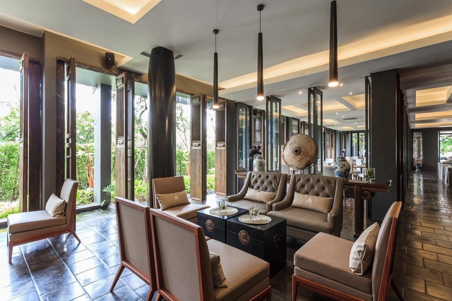 ห้องพักดีไซน์โมเดิร์นของ Marine Beach Hotel พร้อมระเบียงส่วนตัวและงานตกแต่งโทนสบายตา