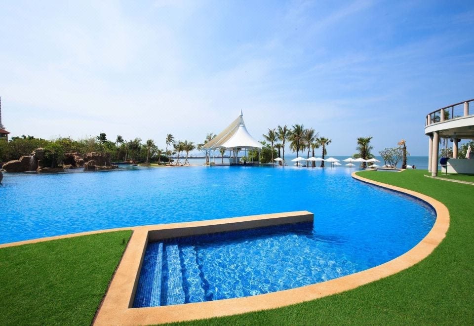 สระว่ายน้ำลากูนขนาดใหญ่ของ Mövenpick Siam Na Jomtien Pattaya ริมหาดวิวทะเล