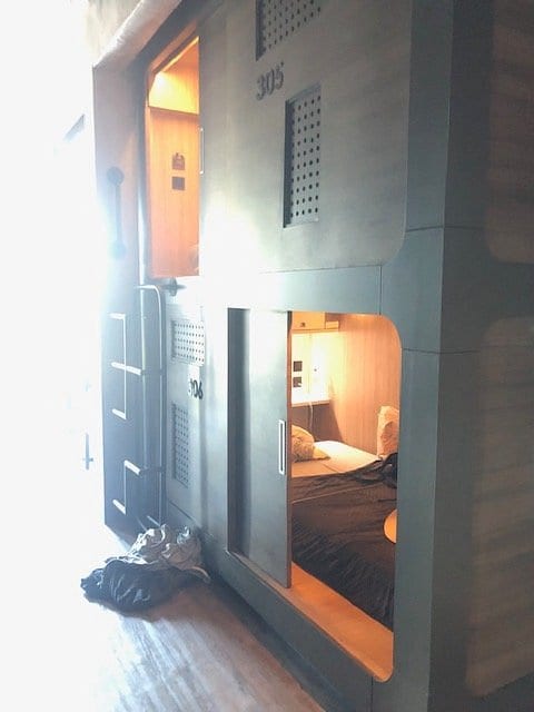 พื้นที่ส่วนกลางของ Nonze Hostel ดีไซน์โทนเหลืองสดใส