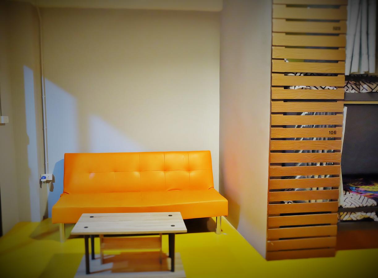 พื้นที่ส่วนกลางและคาเฟ่ของ Qinglian Youth Hostel พัทยา ตกแต่งเรียบง่ายโทนอบอุ่น