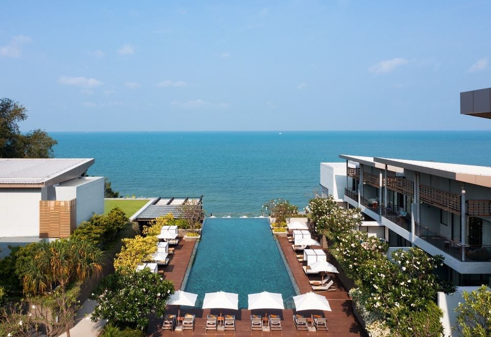 สระว่ายน้ำกลางแจ้งริมทะเลของ Renaissance Pattaya Resort & Spa มองออกไปเห็นอ่าวไทย