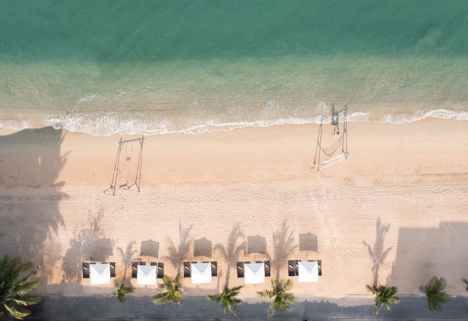 หาดส่วนตัวของ Renaissance Pattaya Resort & Spa ที่หาดนาจอมเทียน น้ำใสเงียบสงบ