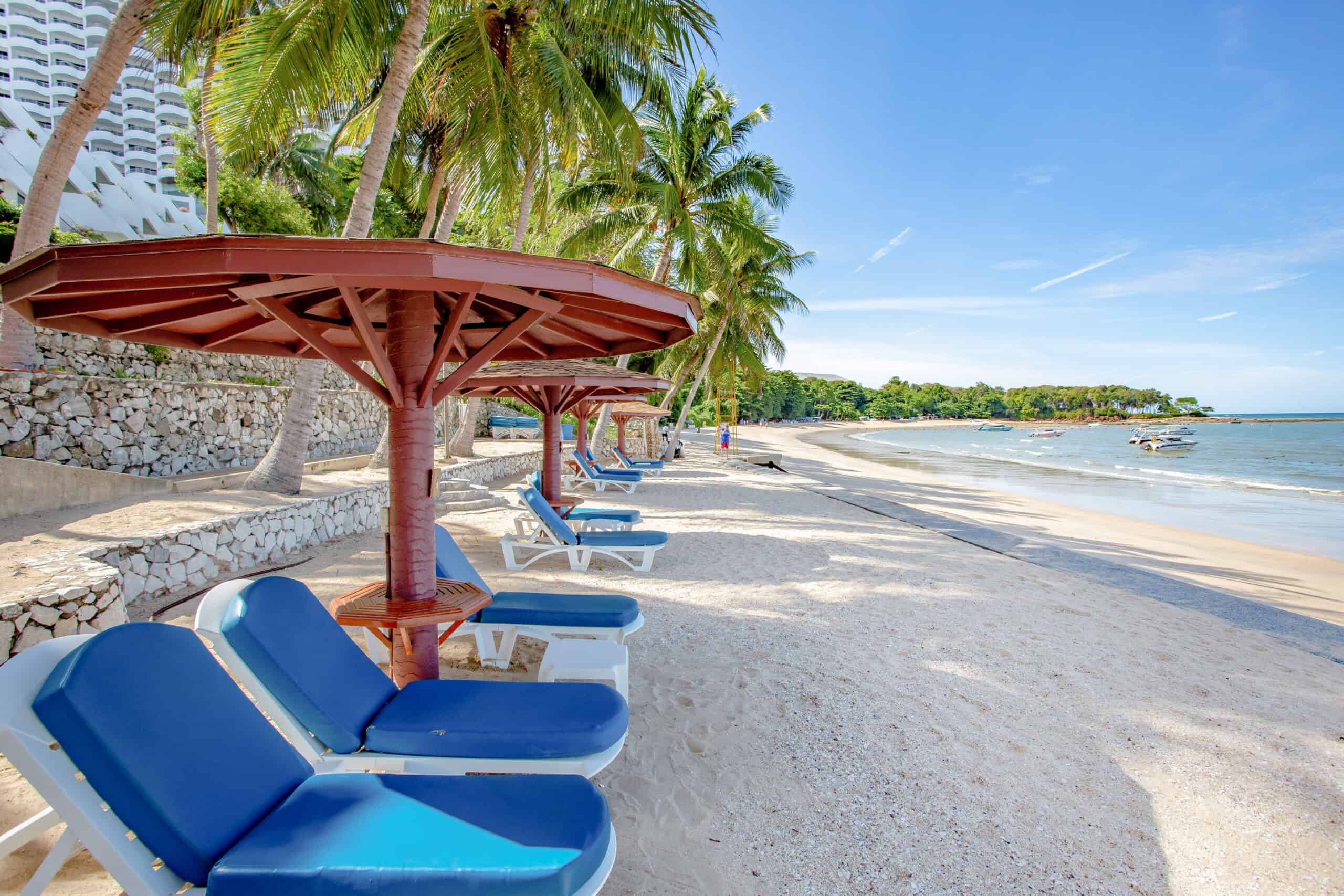 หาดส่วนตัวของ Royal Cliff Beach Hotel Pattaya ริมอ่าว Royal Cliff Bay บนเขาพระตำหนัก