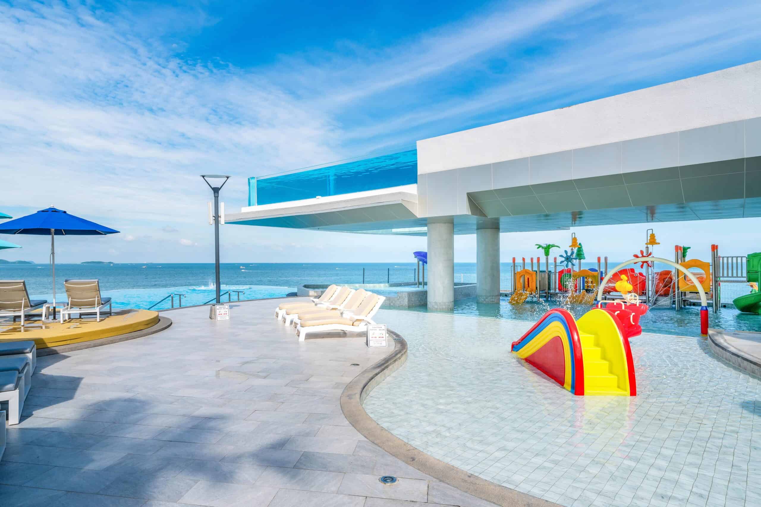 สระน้ำเด็กของ Royal Cliff Beach Hotel ท่ามกลางสวนเขียวบรรยากาศครอบครัว