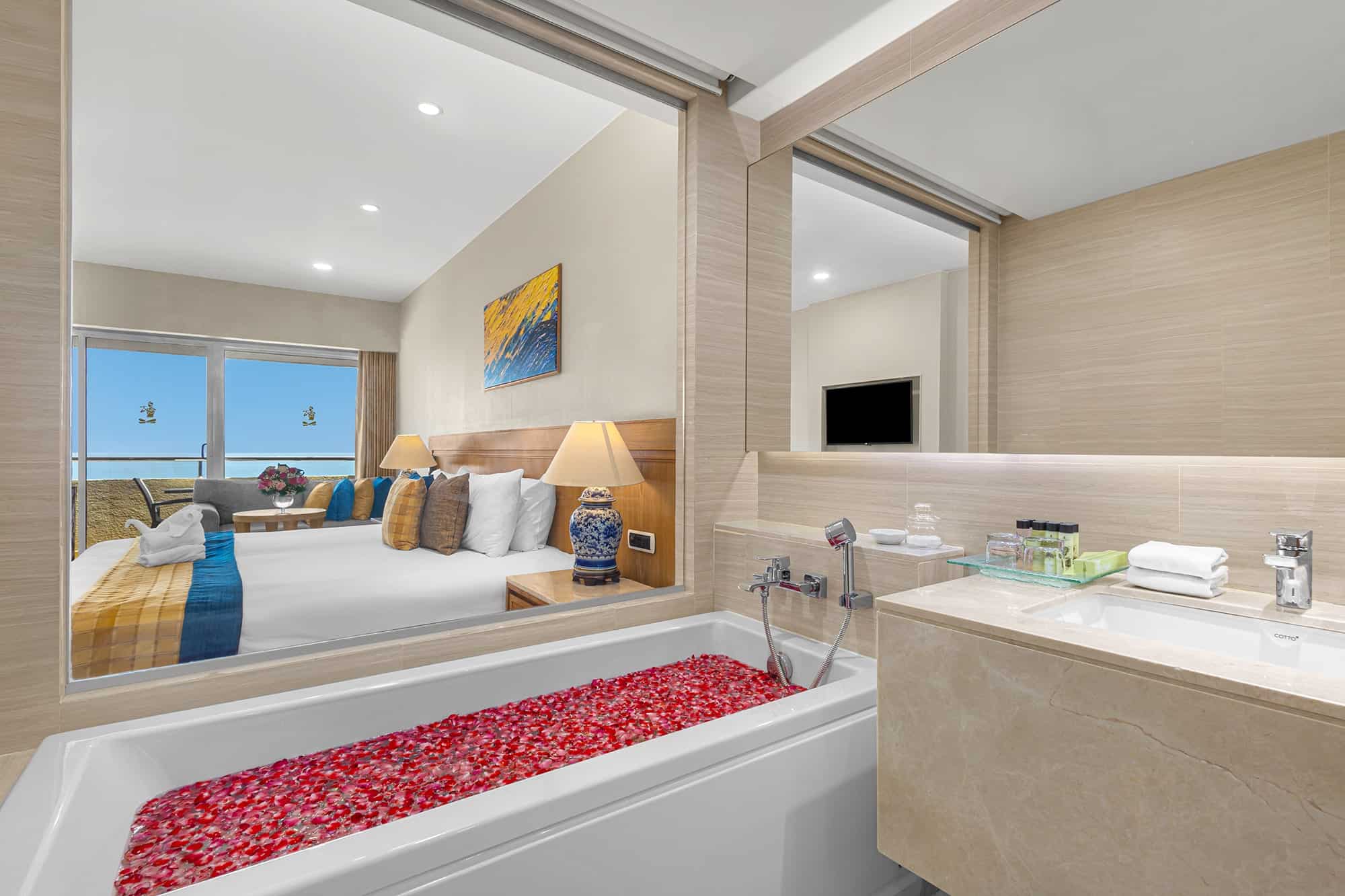 ห้อง Ocean Deluxe ของ Royal Cliff Beach Hotel ตกแต่งโทนอบอุ่นพร้อมระเบียงวิวทะเล