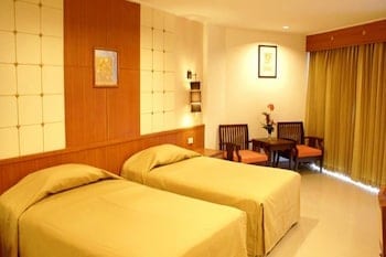 ห้องพักของ Royal Twins Palace Hotel พัทยา พร้อมระเบียงส่วนตัวและงานตกแต่งโทนอบอุ่น