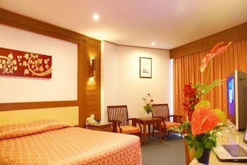 มุมห้องพักและพื้นที่นั่งเล่นของ Royal Twins Palace ที่มองออกไปเห็นวิวเมืองพัทยา