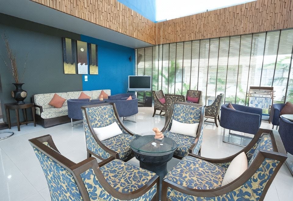 สระว่ายน้ำกลางแจ้งของ Sea Breeze Jomtien Resort พัทยา พร้อมพูลบาร์และพื้นที่นั่งเล่นริมสระ