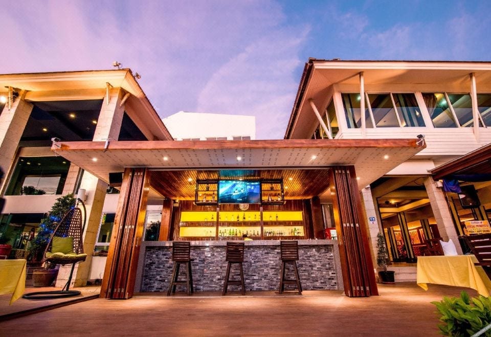ห้องพักของ Sea Breeze Jomtien Resort ตกแต่งโทนอบอุ่นพร้อมระเบียงและพื้นที่นั่งเล่น