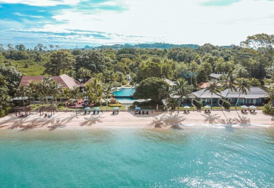 หาดทรายขาวส่วนตัวริมทะเลของ Sea Sand Sun Resort นาจอมเทียน พัทยา น้ำใสคนไม่พลุกพล่าน