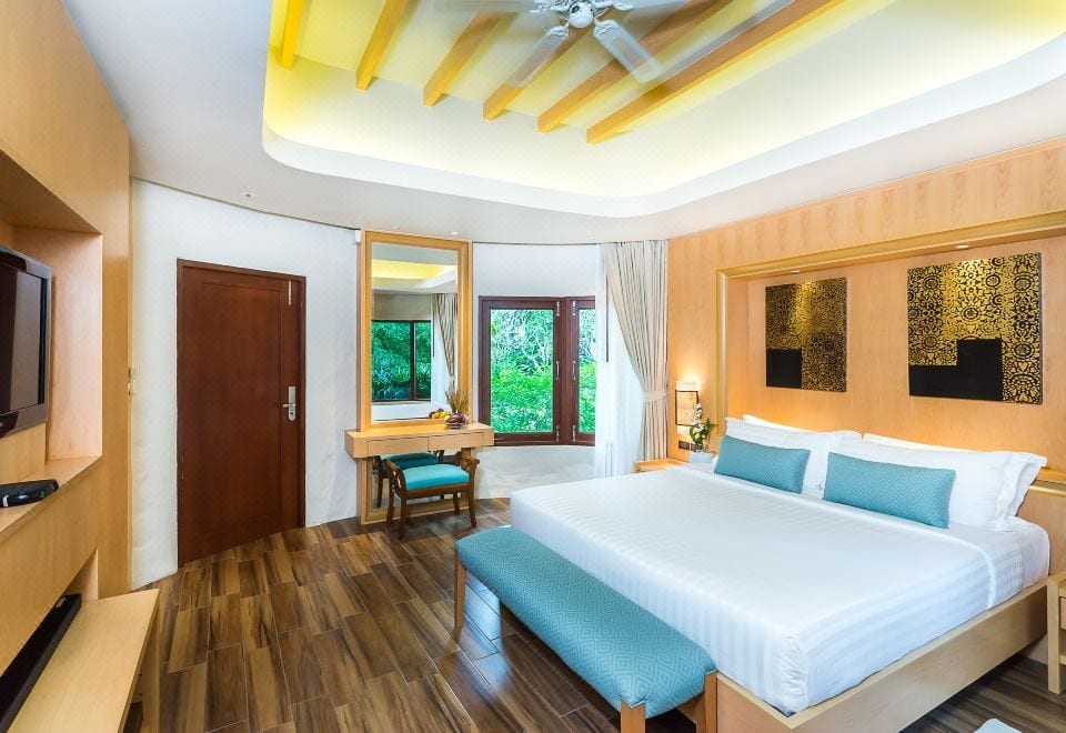 ห้องพักตกแต่งโทนอบอุ่นสไตล์รีสอร์ตของ Sea Sand Sun Resort and Villas พร้อมงานไม้และผ้าทอ