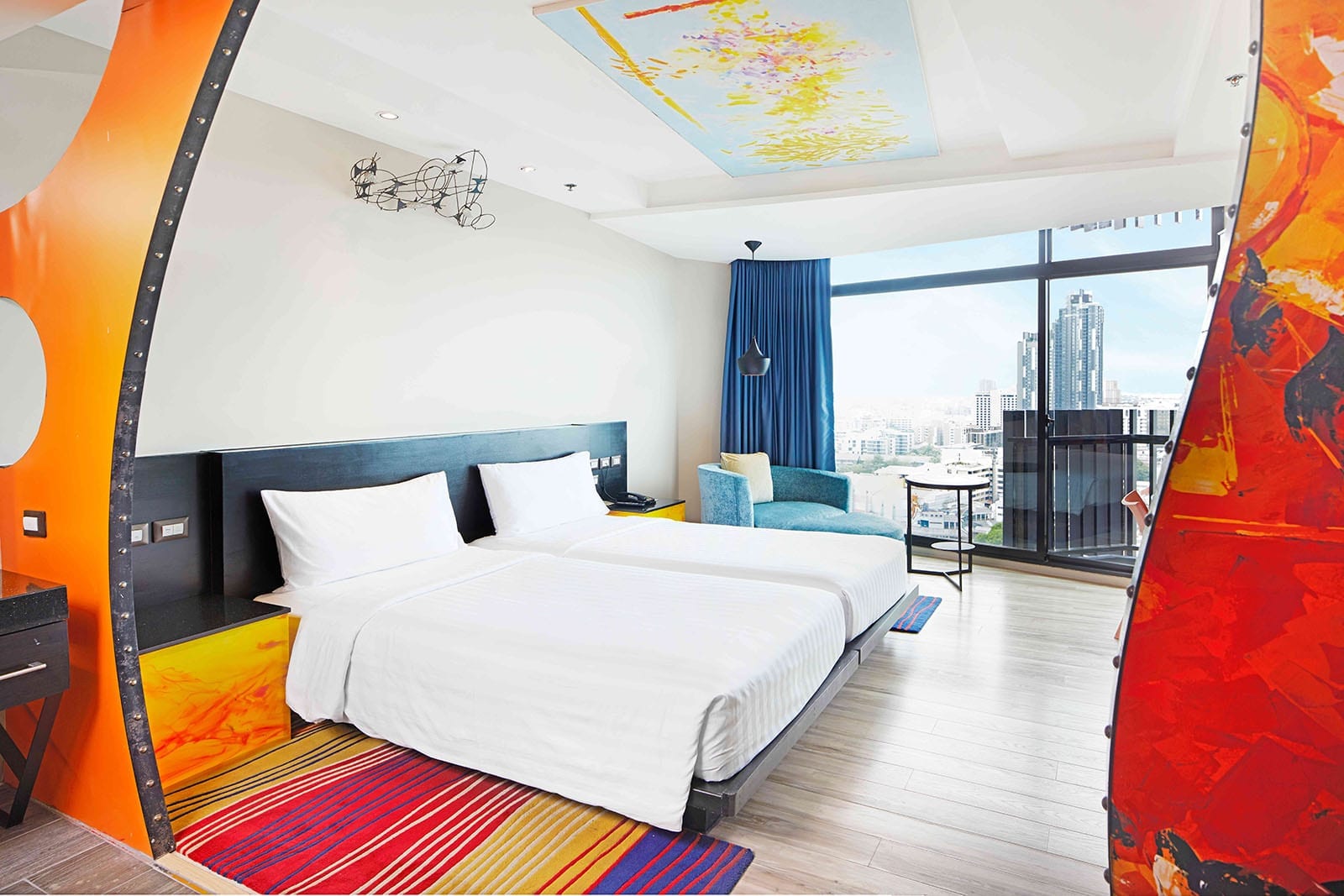 ห้อง Deluxe ของ Siam@Siam Design Hotel Pattaya ตกแต่งสไตล์อาร์ตดีไซน์เล่นสีจัดจ้านพร้อมวิวเมือง