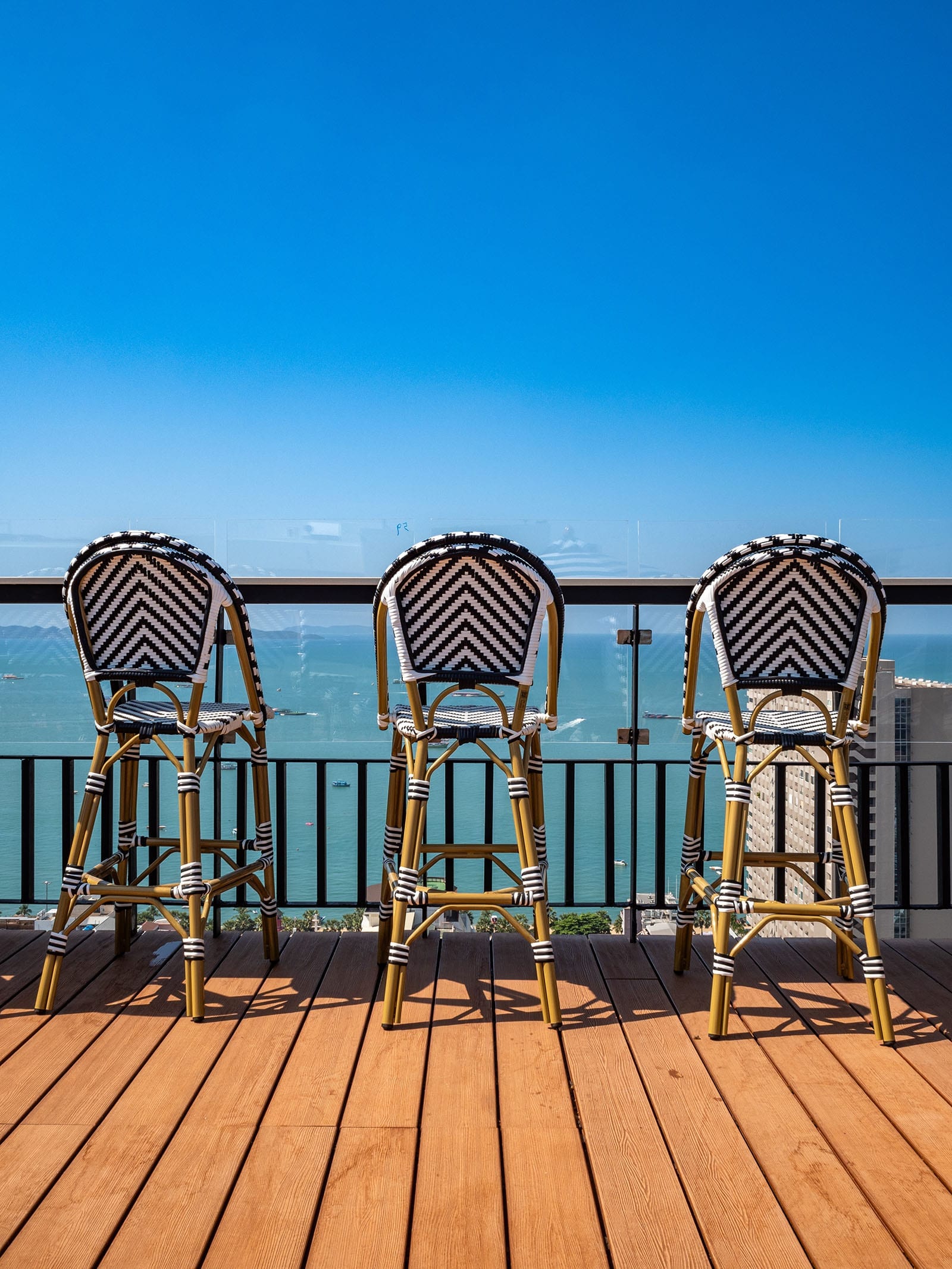 รูฟท็อปบาร์ Skybar Summer Club ของ Siam@Siam Pattaya บนชั้นสูงมองเห็นวิวอ่าวพัทยายามเย็น