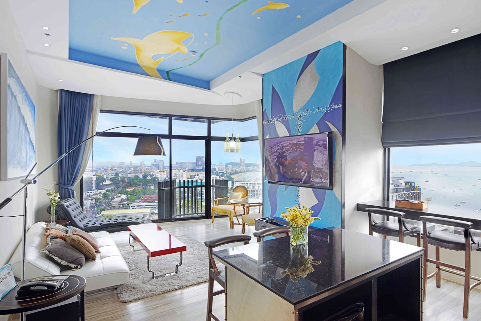 Executive Suite ของ Siam@Siam Design Hotel Pattaya กว้างขวางพร้อมงานตกแต่งร่วมสมัยและวิวเมือง