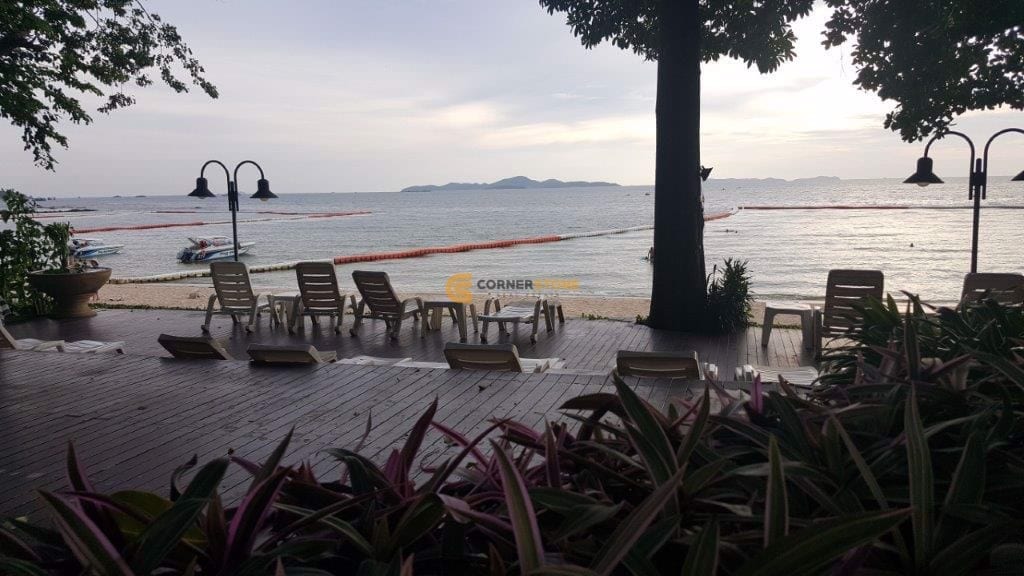 เทอเรซริมหาดส่วนตัวของ Sky Beach Pattaya มองเห็นทะเลวงศ์อมาตย์และเกาะไกลๆ พร้อมเก้าอี้อาบแดด