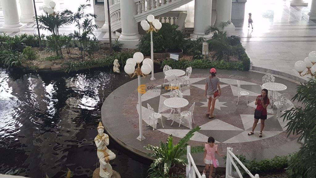 ล็อบบี้และสวนกลางอาคาร Sky Beach ตกแต่งด้วยบ่อปลาคาร์ปและลานหินอ่อนสไตล์ยุโรป