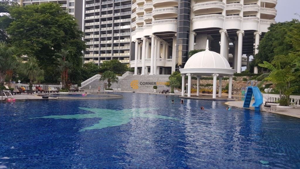 สระว่ายน้ำขนาดใหญ่ริมทะเลของ Sky Beach พร้อมศาลาโดมและสไลเดอร์ ด้านหลังเป็นตัวอาคารคอนโดสูง
