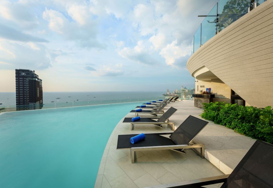 สระว่ายน้ำอินฟินิตี้บนดาดฟ้าชั้น 23 ของ Somerset Pattaya มองเห็นวิวทะเลและเมืองพัทยา