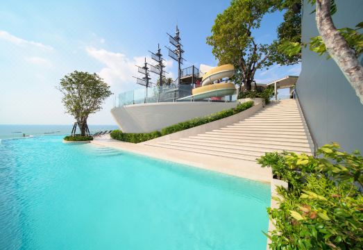 ห้องพักของ Somerset Pattaya โทนสว่าง เตียงนุ่ม ระเบียงวิวทะเล
