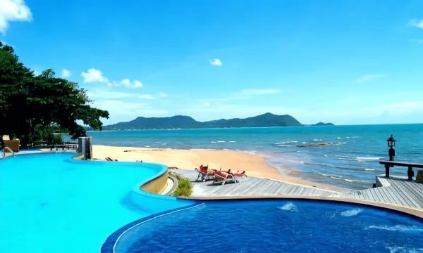 สระว่ายน้ำอินฟินิตี้ริมทะเลของ Sunset Park Resort and Spa มองออกไปเห็นหาดส่วนตัวและทะเล