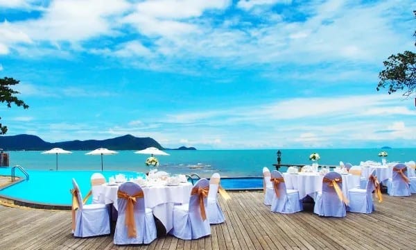 หาดทรายส่วนตัวและบรรยากาศริมทะเลของ Sunset Park Resort and Spa นาจอมเทียน