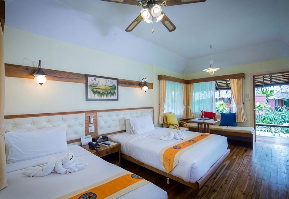 บรรยากาศริมหาดส่วนตัวของ The Sunset Village นาจอมเทียน ใต้ร่มไม้และต้นมะพร้าวริมทะเล