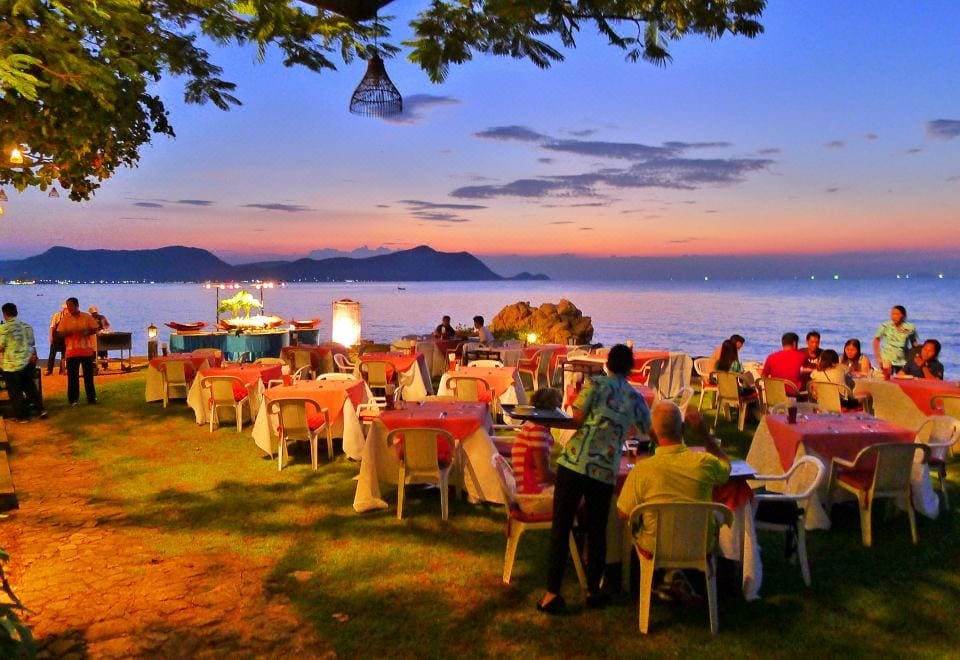 สระว่ายน้ำริมทะเลของ The Sunset Village มองออกไปเห็นอ่าวนาจอมเทียนเป็นฉากหลัง