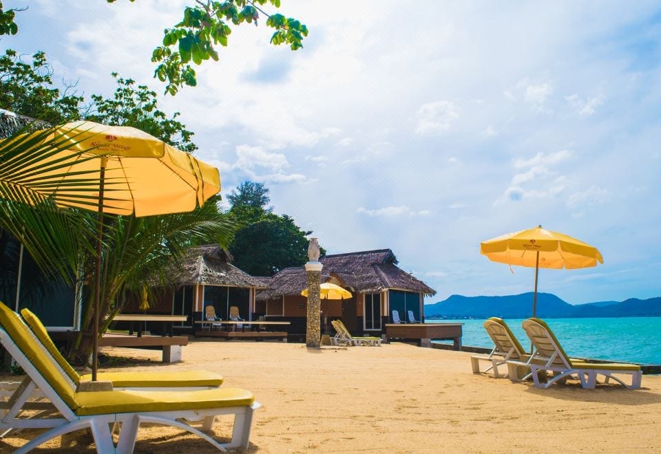 กระท่อมไม้สไตล์ไทยของ The Sunset Village ท่ามกลางสวนเขียวร่มรื่น