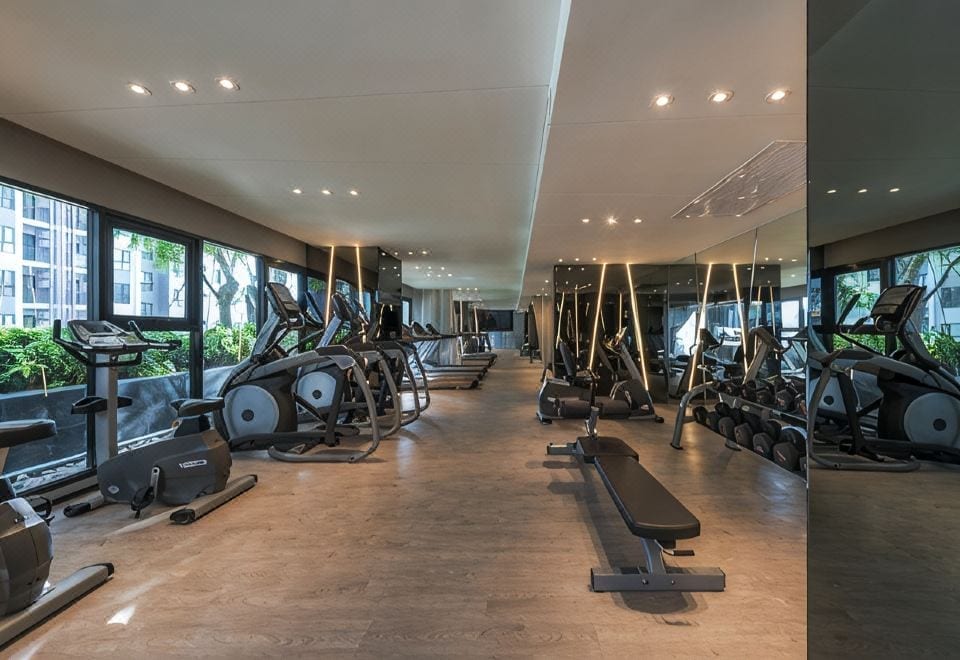 สระว่ายน้ำ Infinity ลอยฟ้าบนชั้น 31 ของ The Base Pattaya มองเห็นอ่าวพัทยาและเส้นขอบฟ้าทะเล