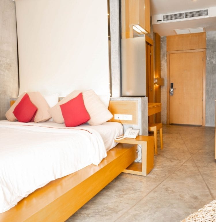 ห้องพักของ The Now Hotel Pattaya ตกแต่งสไตล์มินิมอลโทนแดง-ขาว พื้นไม้สัก