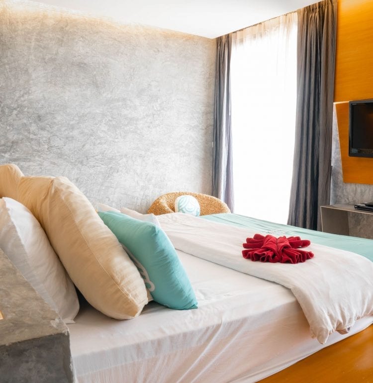 มุมห้องพักและระเบียงของ The Now Hotel Pattaya ดีไซน์ร่วมสมัยริมหาดจอมเทียน