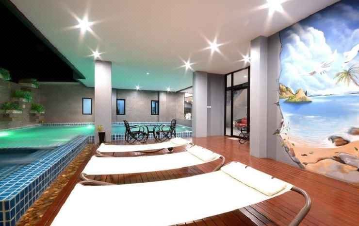 สระว่ายน้ำเค็มในร่มของ The Wind Hotel Pattaya ย่านบางเสร่