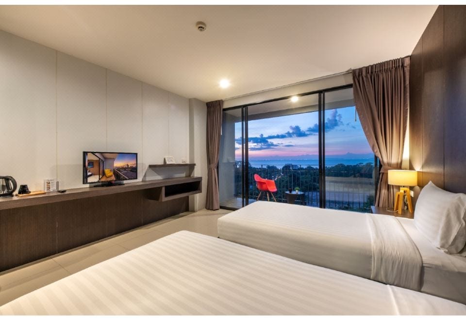 ห้องพักโทนสะอาดเรียบของ The Wind Hotel พร้อมระเบียง