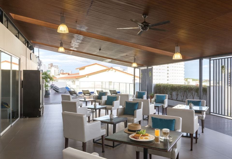สระว่ายน้ำลอยฟ้าบนรูฟท็อปของ Travelodge Pattaya มองเห็นวิวเมืองพัทยา