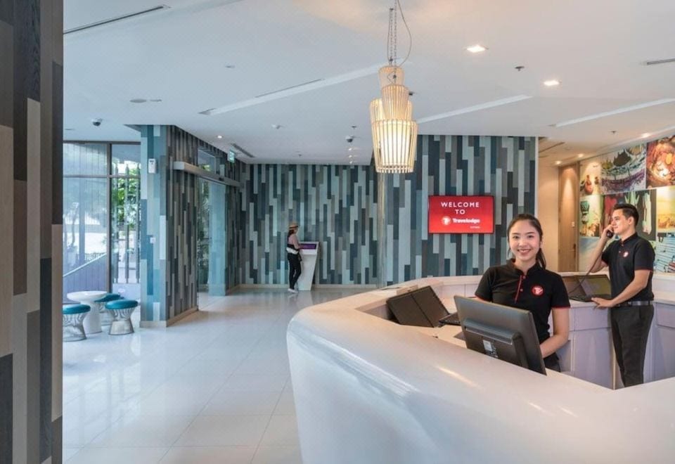 อาคารและพื้นที่ส่วนกลางของ Travelodge Pattaya ย่านพัทยากลาง โทนทันสมัย