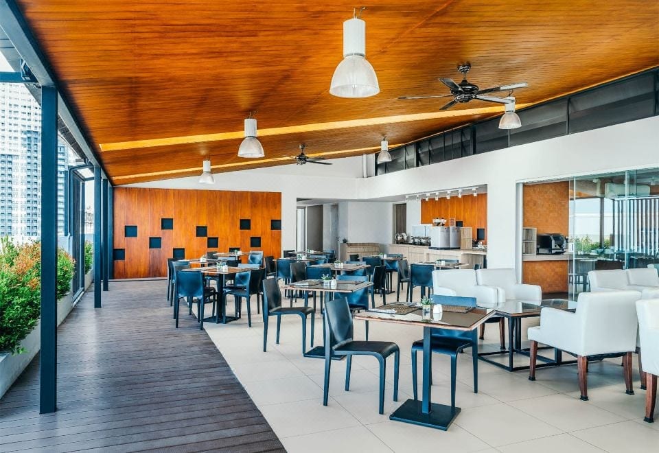 คาเฟ่และมุมนั่งเล่นของ Travelodge Pattaya ตกแต่งสไตล์โมเดิร์นสบายตา