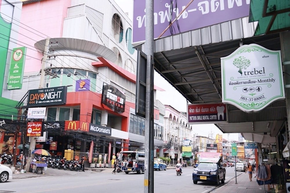 ห้องพักของ Trebel Pattaya ตกแต่งโทนสว่าง มีครัวเล็กในตัวพร้อมตู้เย็นและไมโครเวฟ